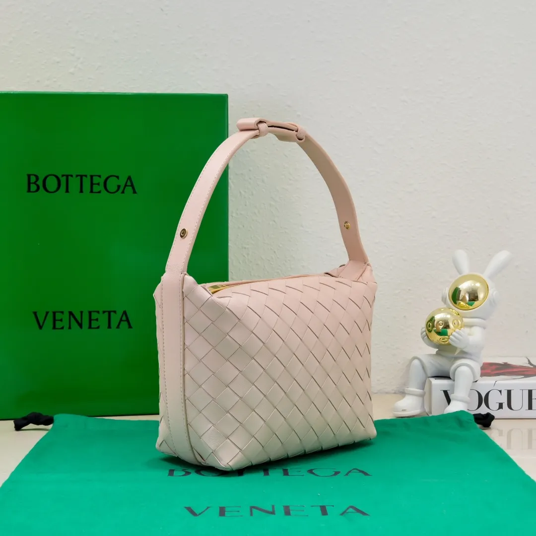 Batch 1360 #BvWallace Shoulder Lunch Bag 🔥 A lunch box bag that you can just grab and go. It is made of classic intrecciato weaving technology and reflects the craftsmanship of Bottega. The entire bag is made of top-grade happa lambskin. It is very soft and lightweight. The small bag shape is cute and exquisite. The interior capacity is also very large and can be carried under the arm. It is quite practical! The bottom of the bag is made of gold metal to prevent wear and tear. The details are really good! Choose this elegant commuting bag for Zaoba people~ Size: 22x13x9.5, model number; 7748#